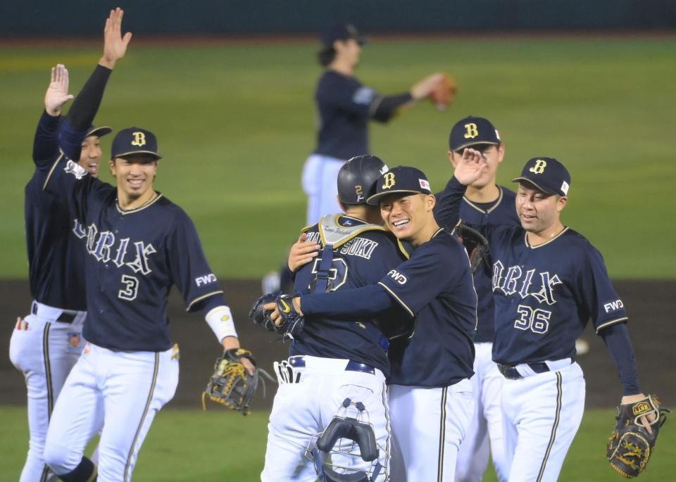 　完封で１５連勝、１８勝目を挙げて喜び合う山本（撮影・堀内翔）