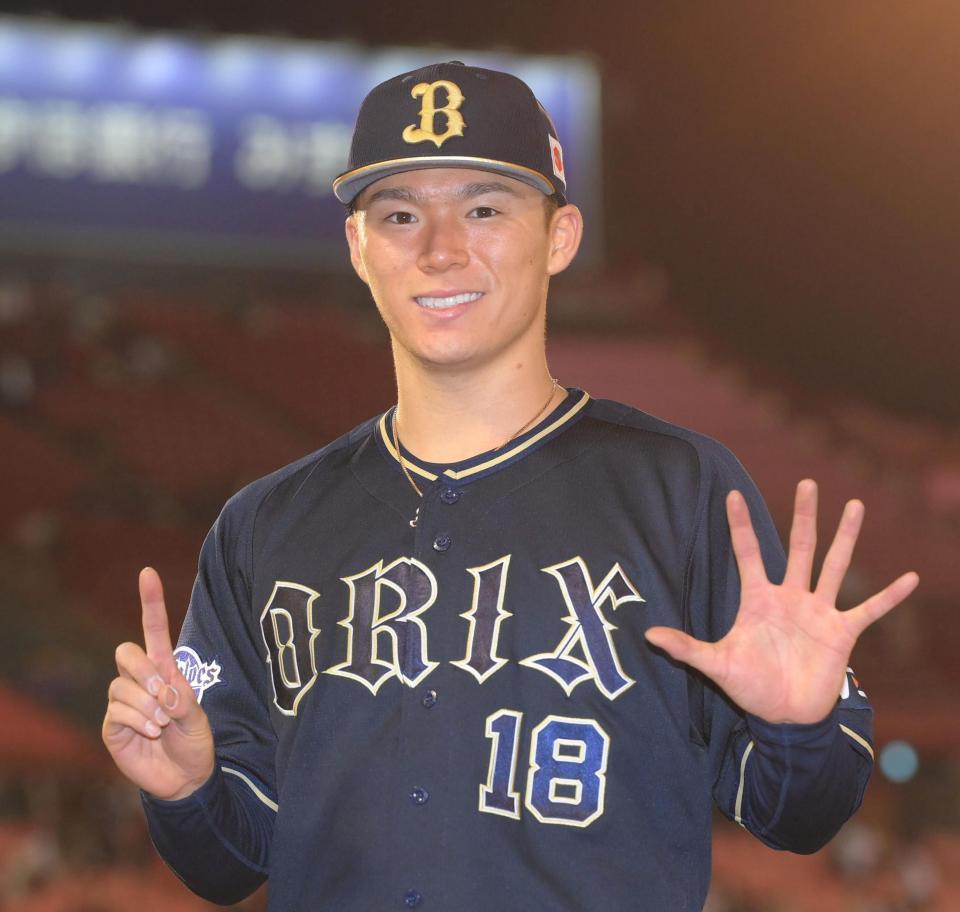 　両手で１５連勝、背番号で１８勝目。ポーズを決める山本（撮影・堀内翔）