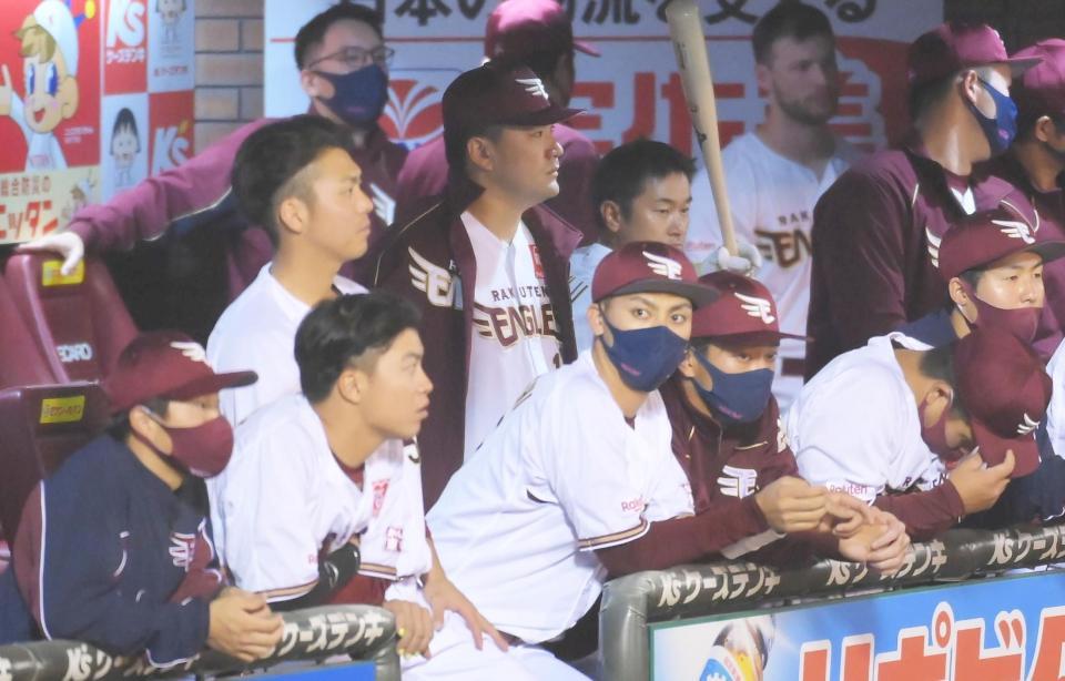 　９回、試合を見つめる田中将（中央）＝撮影・堀内翔