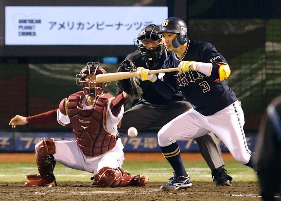 　９回、安達が三前に２ランスクイズを決める。捕手田中貴