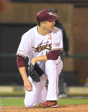 　７回、遊撃手の山崎が失策。マウンドに座り込む田中将（撮影・堀内翔）