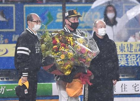 　　試合後、孫正義オーナー（右）から花束を贈呈され記念撮影する工藤公康監督（中央）。左は王貞治球団会長（撮影・開出牧）