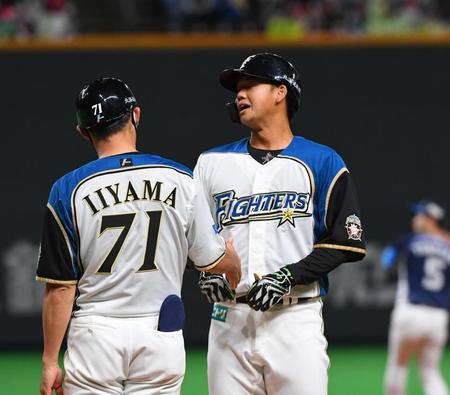 　７回、代打・谷口（右）は左前打を放つ