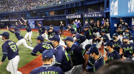 　６年ぶりの優勝を決め、ベンチを飛び出すヤクルトナイン＝横浜