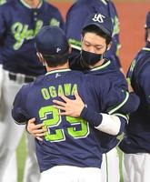 セ・リーグ優勝を決め、小川（手前）と抱き合う山田（撮影・伊藤笙子）