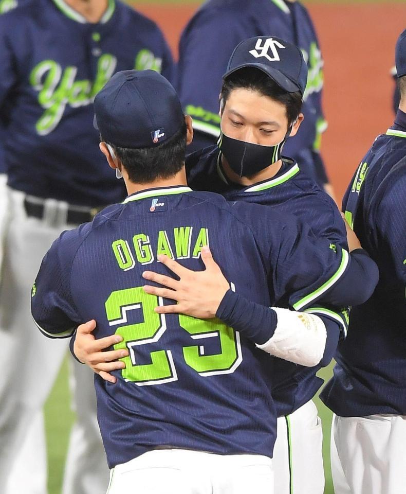 セ・リーグ優勝を決め、小川（手前）と抱き合う山田（撮影・伊藤笙子）