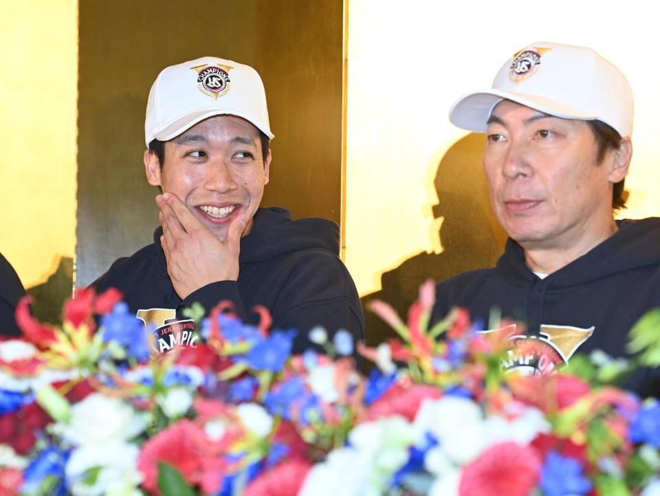 優勝会見で思わず笑みがこぼれるヤクルト・山田哲人（左）＝横浜スタジアム（撮影・高石航平）