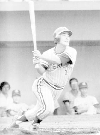 　満塁本塁打を放つ若松勉＝７５年９月２１日