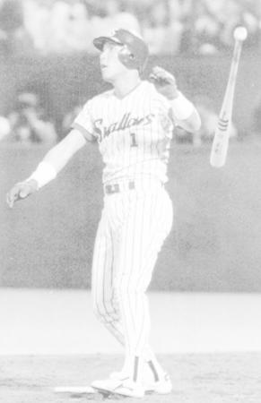 　左越えに満塁本塁打を放つ池山隆寛＝９３年５月１９日