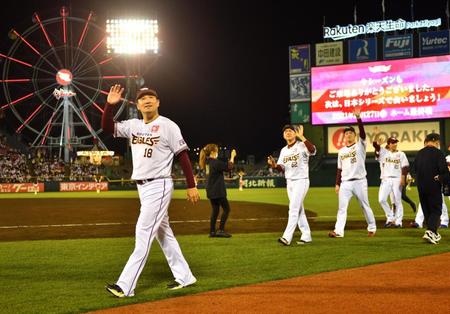 　ホーム最終戦を終え、場内一周でファンに手を振る田中将（左）＝撮影・西岡正