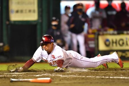 　８回、小深田の適時打で勝ち越しの生還をする小郷（撮影・西岡正）