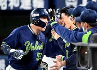 　３回、中村の２点適時二塁打で生還し、塩見（右）とほえて喜ぶ