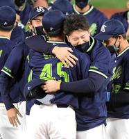 　セ・リーグ優勝を決め、嶋を抱きしめる村上（撮影・伊藤笙子）