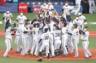 　優勝を決め、喜びを爆発させるオリックスナイン（撮影・高部洋祐）