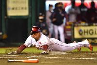 　８回、小深田の適時打で勝ち越しの生還をする小郷（撮影・西岡正）