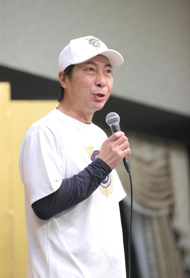 祝勝会で選手をねぎらう高津臣吾監督（代表撮影）