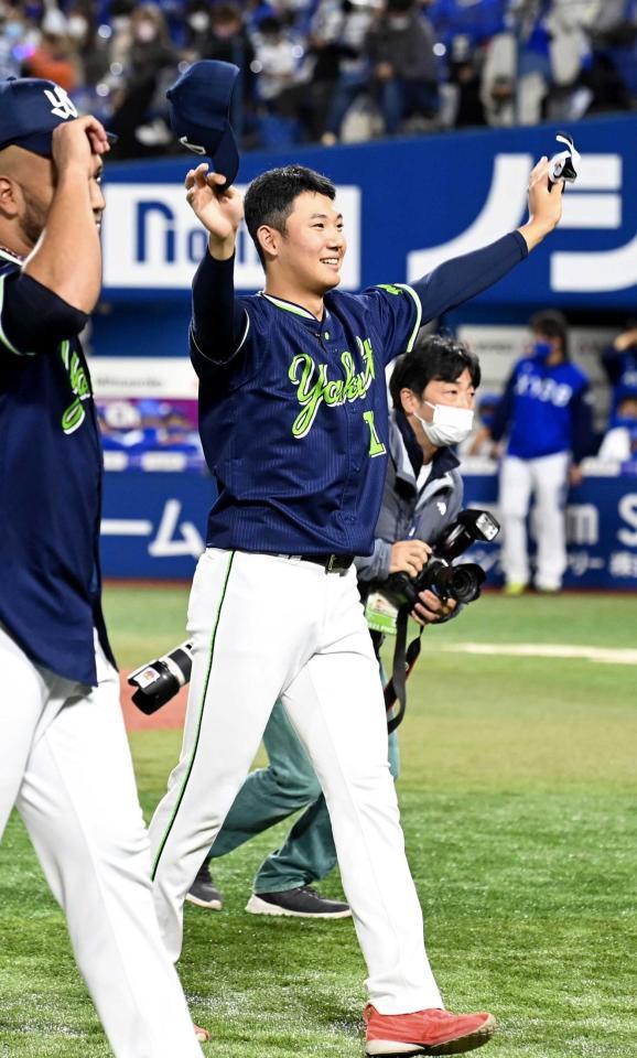 　セ・リーグ優勝を決め、スタンドのファンに手を振る奥川（撮影・高石航平）