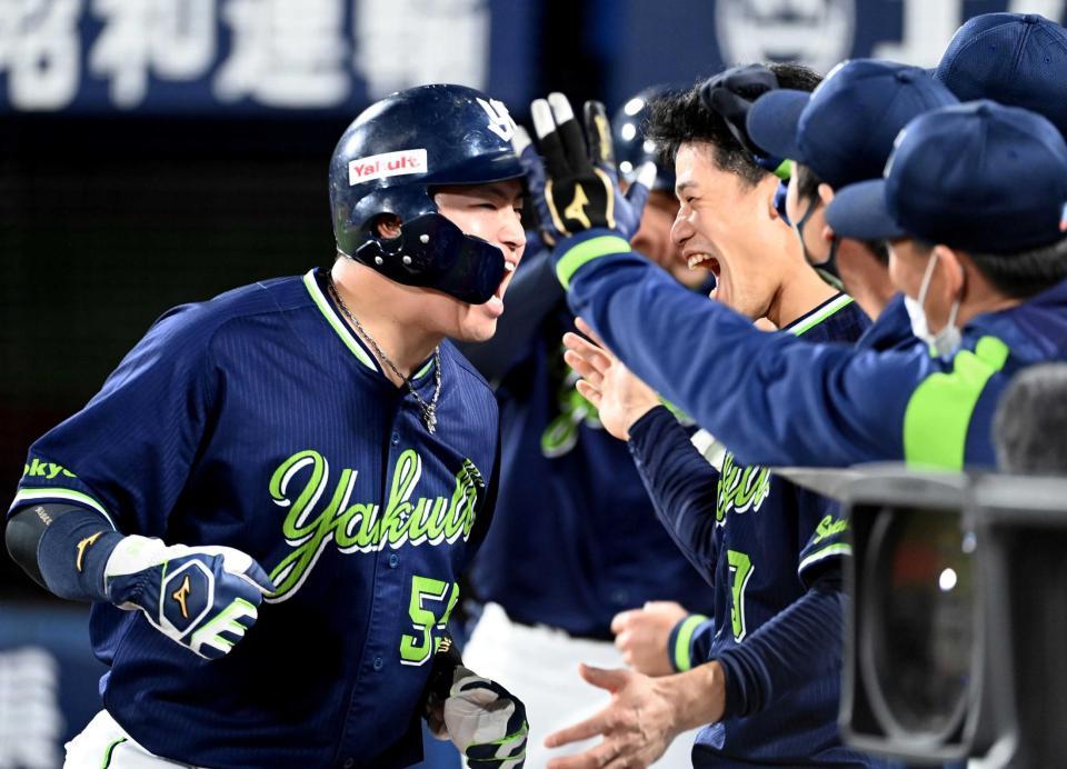 　３回、中村の２点適時二塁打で生還し、塩見（右）とほえて喜ぶ