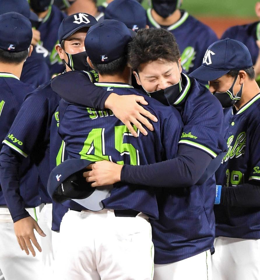 　セ・リーグ優勝を決め、嶋を抱きしめる村上（撮影・伊藤笙子）