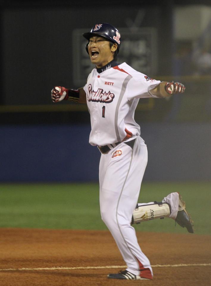 　延長１１回、サヨナラ二塁内野安打を放った青木宣親＝１１年７月７日