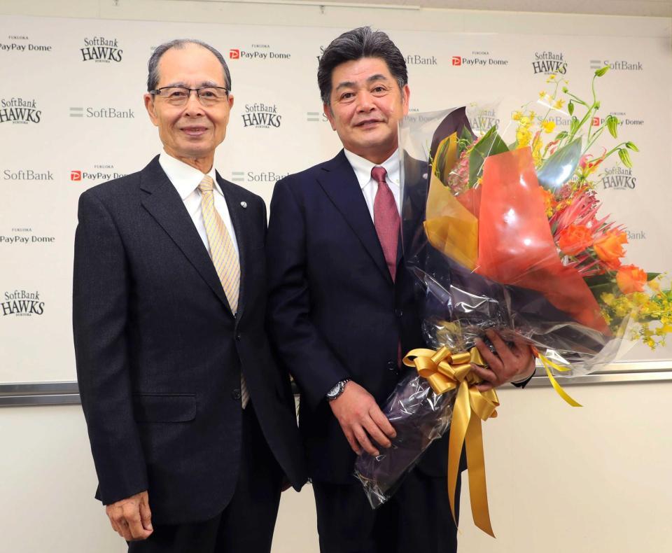 　退任会見で王会長（左）からねぎらわれた工藤監督　（Ｃ）ＳｏｆｔＢａｎｋ　ＨＡＷＫＳ