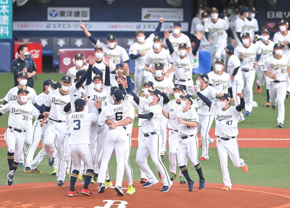 　優勝を決め、喜びを爆発させるオリックスナイン（撮影・高部洋祐）