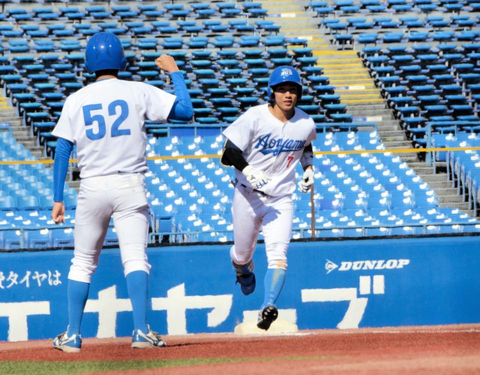 　９回２死から決勝アーチを放ち、ダイヤモンドを一周する青学大・山田拓