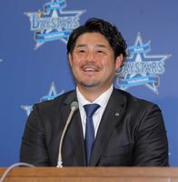 残留を決め、記者会見をする宮崎（代表撮影）＝ＤｅＮＡ球団事務所