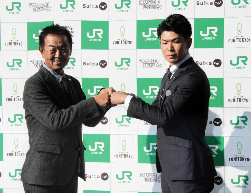 　指名あいさつを受け、水野スカウト部長とグータッチをする山田