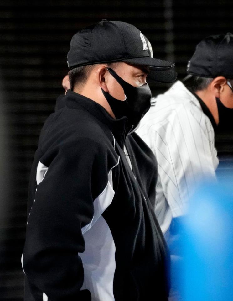 ６回、試合を見つめるロッテ・井口監督＝ＺＯＺＯマリン