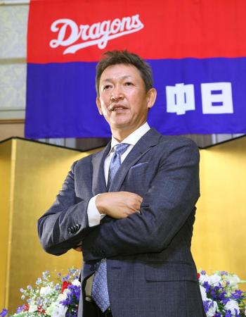 中日の監督就任が決まり、ポーズをとる立浪和義氏
