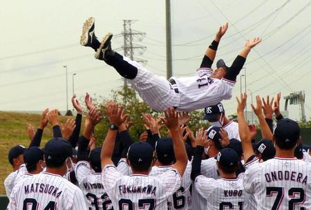 ファーム最終戦で、ナインに胴上げされる雄平