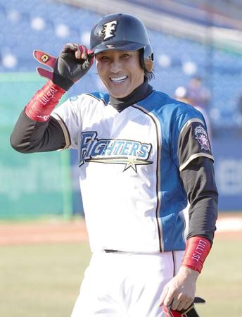 　１２球団合同トライアウトに笑顔で参加した新庄剛志氏＝２０年１２月７日