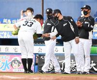 現役最後の登板を終え、井口資仁監督（右から２人目）と握手するロッテ・南昌輝＝ＺＯＺＯマリンスタジアム（撮影・佐藤厚）