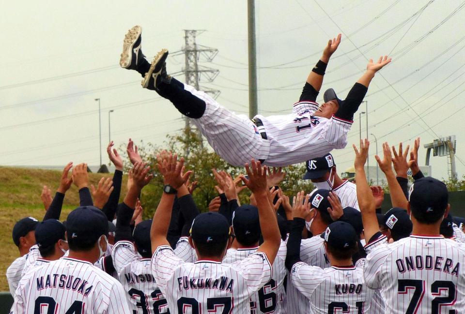 ファーム最終戦で、ナインに胴上げされる雄平