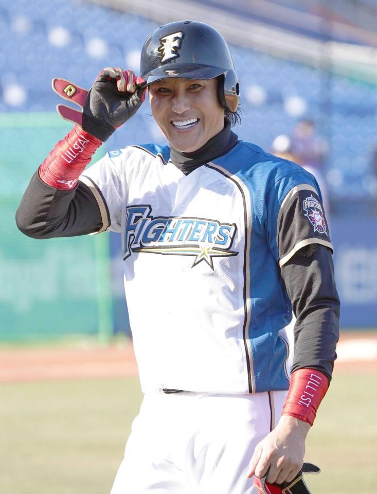 　１２球団合同トライアウトに笑顔で参加した新庄剛志氏＝２０年１２月７日