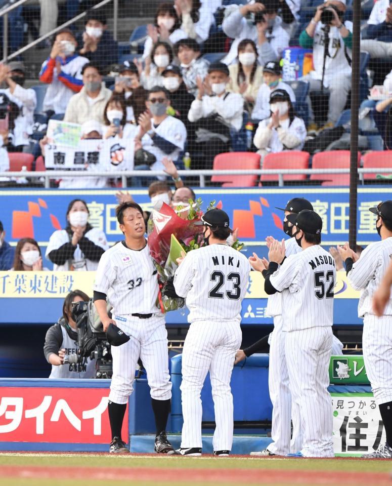 現役最後の登板を終え、花束を贈られたロッテ・南昌輝＝ＺＯＺＯマリンスタジアム（撮影・佐藤厚）