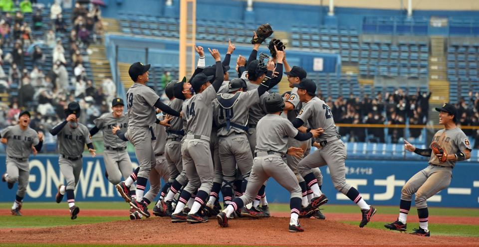 　優勝が決まり、マウンドで歓喜する慶大ナイン（撮影・高石航平）