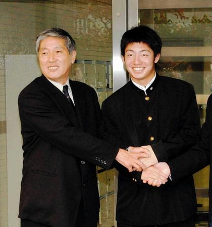 　阪神入りを表明し、菊地スカウト（左）と握手する＝０３年１１月８日