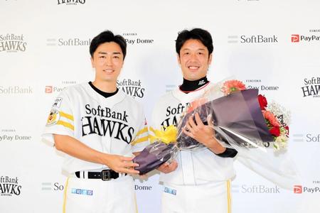 引退会見した高谷（右）と花束を渡した和田（Ｃ）ＳｏｆｔＢａｎｋ　ＨＡＷＫＳ