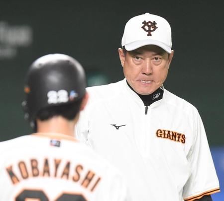 気合の入った表情で小林に打撃指導する原監督（撮影・金田祐二）