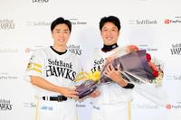 引退会見した高谷（右）と花束を渡した和田（Ｃ）ＳｏｆｔＢａｎｋ　ＨＡＷＫＳ