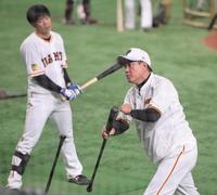 松原に打撃指導する原監督（撮影・金田祐二）