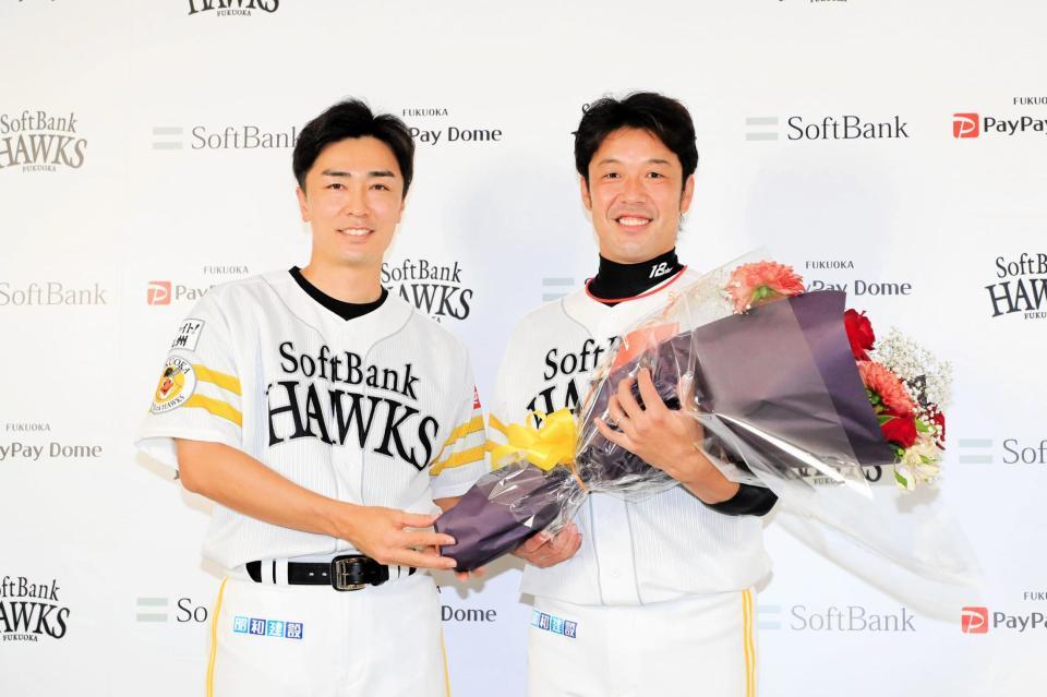 引退会見した高谷（右）と花束を渡した和田（Ｃ）ＳｏｆｔＢａｎｋ　ＨＡＷＫＳ