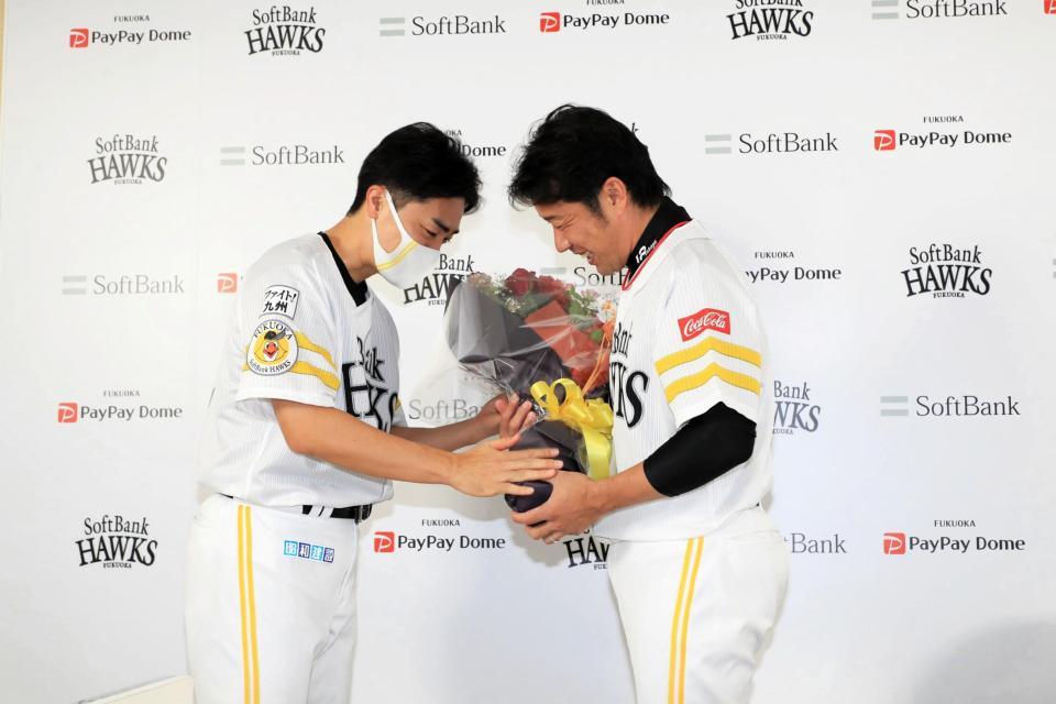 引退会見した高谷（右）と花束を渡した和田（Ｃ）ＳｏｆｔＢａｎｋ　ＨＡＷＫＳ