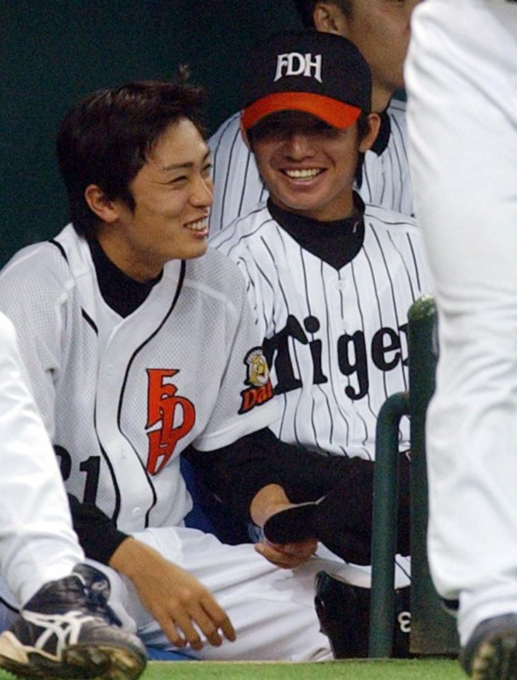 ダイエー・和田（左）の帽子を拝借しご満悦の阪神・鳥谷