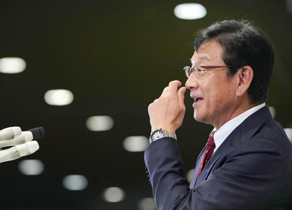 　退任の記者会見をする栗山監督