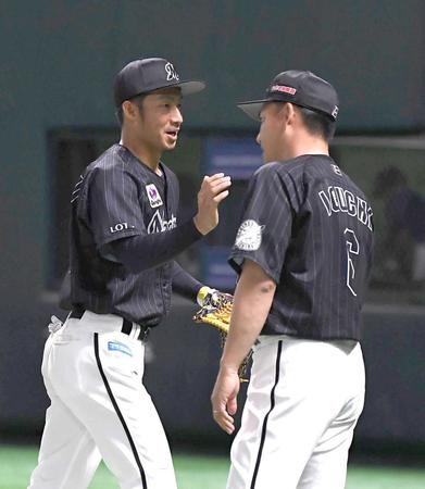 井口監督（右）と鳥谷