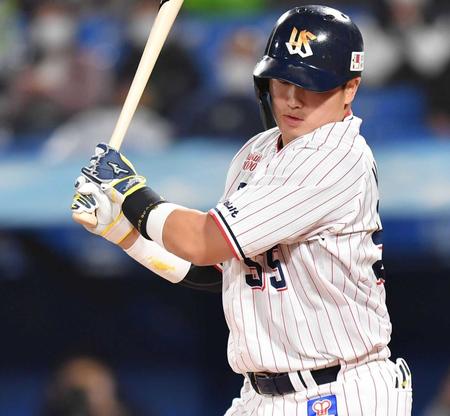 　２回、空振り三振に倒れる村上