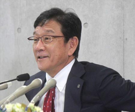 　退任会見する栗山監督